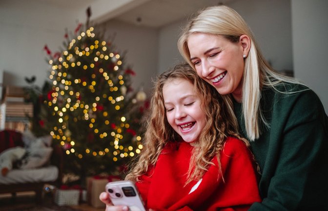 Weihnachten am Smartphone? Für viele Familien passt das Gerät nicht zum besinnlichen Beisammensein.<span class='image-autor'>Foto: IMAGO/Westend61</span>