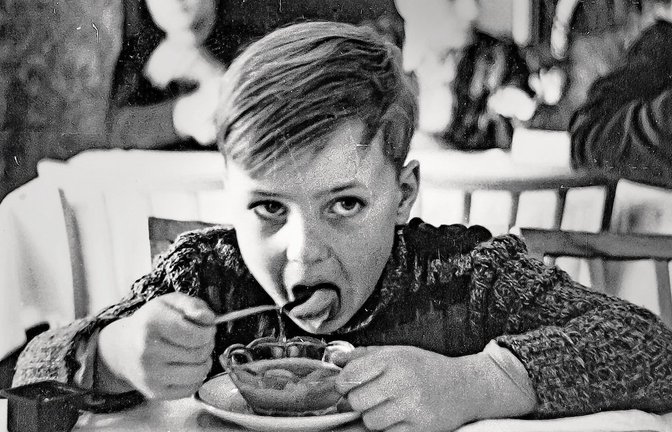 Aufessen war die oberste Maxime während einer Kinderkur. Viel an Verantwortlichkeiten ist bei den ehemaligen Trägern der ehemaligen Kinderverschickungsheime noch aufzuarbeiten.<span class='image-autor'>Foto: dpa/Christoph Sandig</span>