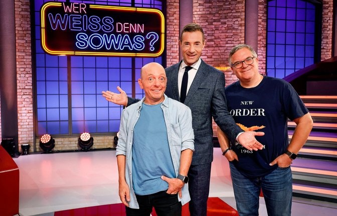 "Wer weiß denn sowas?" kehrt im Oktober zurück - mit Bernhard Hoëcker (l.) und Kai Pflaume (M.), jedoch ohne Elton (r.).<span class='image-autor'>Foto: ARD/MORRIS MAC MATZEN</span>