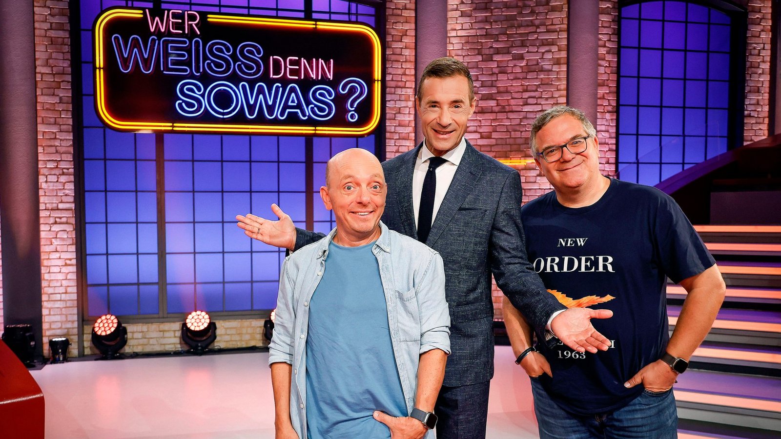 "Wer weiß denn sowas?" kehrt im Oktober zurück - mit Bernhard Hoëcker (l.) und Kai Pflaume (M.), jedoch ohne Elton (r.).Foto: ARD/MORRIS MAC MATZEN "Wer weiß denn sowas?" kehrt im Oktober zurück - mit Bernhard Hoëcker (l.) und Kai Pflaume (M.), jedoch ohne Elton (r.).Foto: ARD/MORRIS MAC MATZEN
