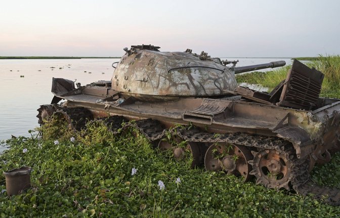 Eine hohe Zahl an Konflikten ist heute die neue Normalität (auf dem Foto ist ein Panzerwrack im Südsudan zu sehen).<span class='image-autor'>Foto: Imago/Jörg Boethling</span>