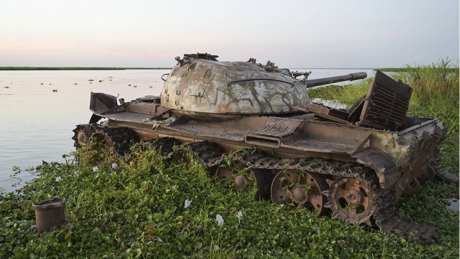 Eine hohe Zahl an Konflikten ist heute die neue Normalität (auf dem Foto ist ein Panzerwrack im Südsudan zu sehen).Foto: Imago/Jörg Boethling