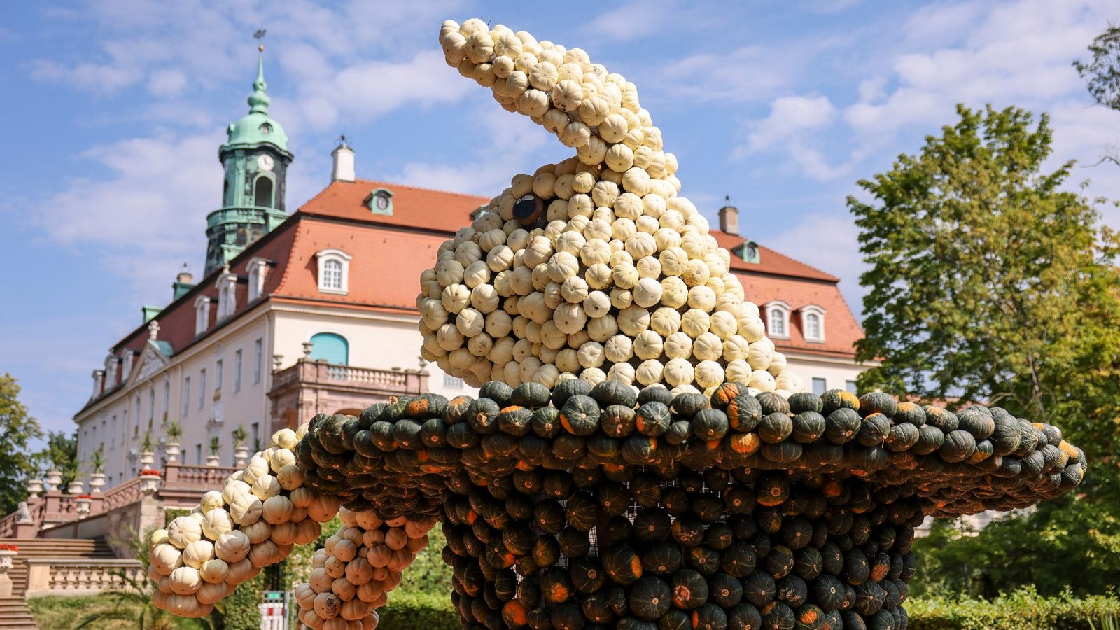 Entstanden sind bis zu vier Meter hohe Figuren.Foto: Jan Woitas/dpa