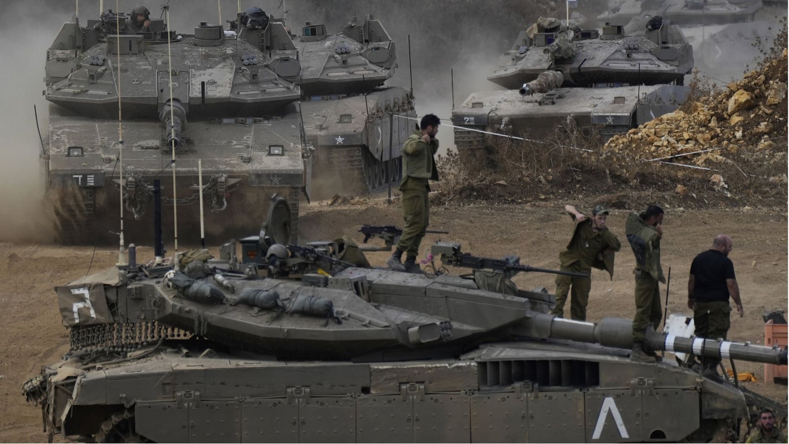 Panzer der israelischen Armee. Israels Armee hat wohl versehentlich zwei Kibbuz-Bewohner beim Einsatz gegen die Hamas getötet (Archivfoto).Foto: dpa/Baz Ratner