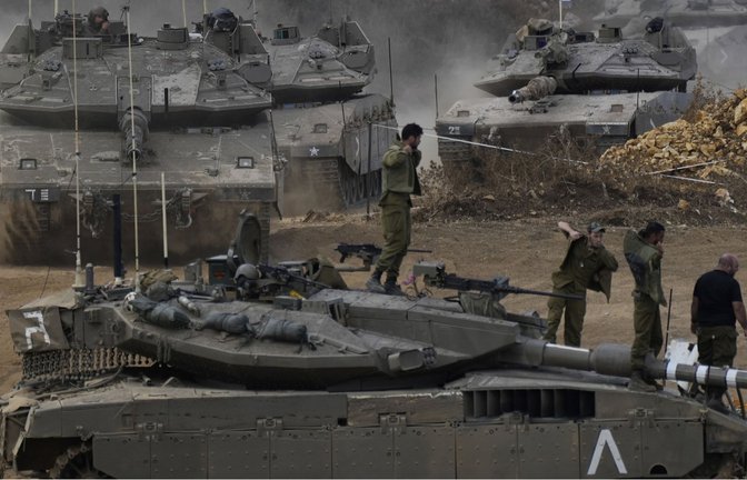Panzer der israelischen Armee. Israels Armee hat wohl versehentlich zwei Kibbuz-Bewohner beim Einsatz gegen die Hamas getötet (Archivfoto).<span class='image-autor'>Foto: dpa/Baz Ratner</span>