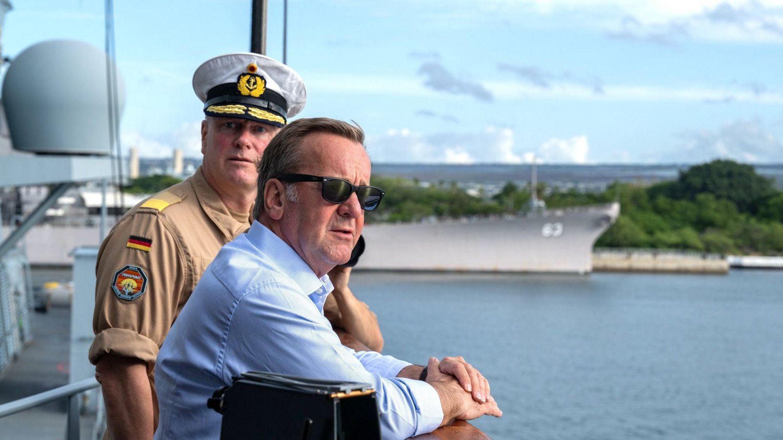Verteidigungsminister Pistorius an Bord der „Baden-Württemberg“ im Hafen von Honolulu.Foto: dpa/Soeren Stache Verteidigungsminister Pistorius an Bord der „Baden-Württemberg“ im Hafen von Honolulu.Foto: dpa/Soeren Stache