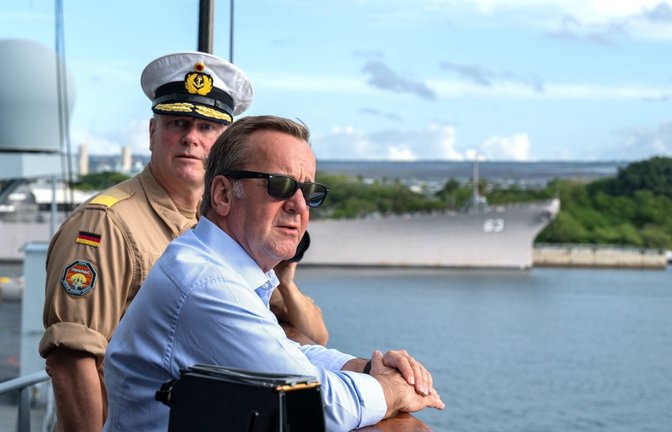 Verteidigungsminister Pistorius an Bord der „Baden-Württemberg“ im Hafen von Honolulu.<span class='image-autor'>Foto: dpa/Soeren Stache</span>