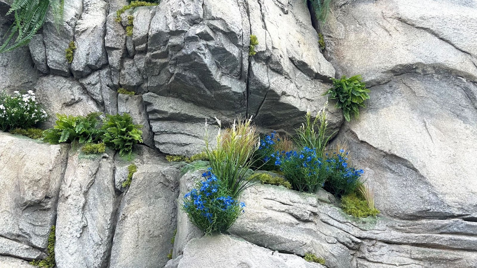 Künstliche Felsen und Blumen sollen für das alpine Gefühl an der Bahn sorgen.Foto: StZN