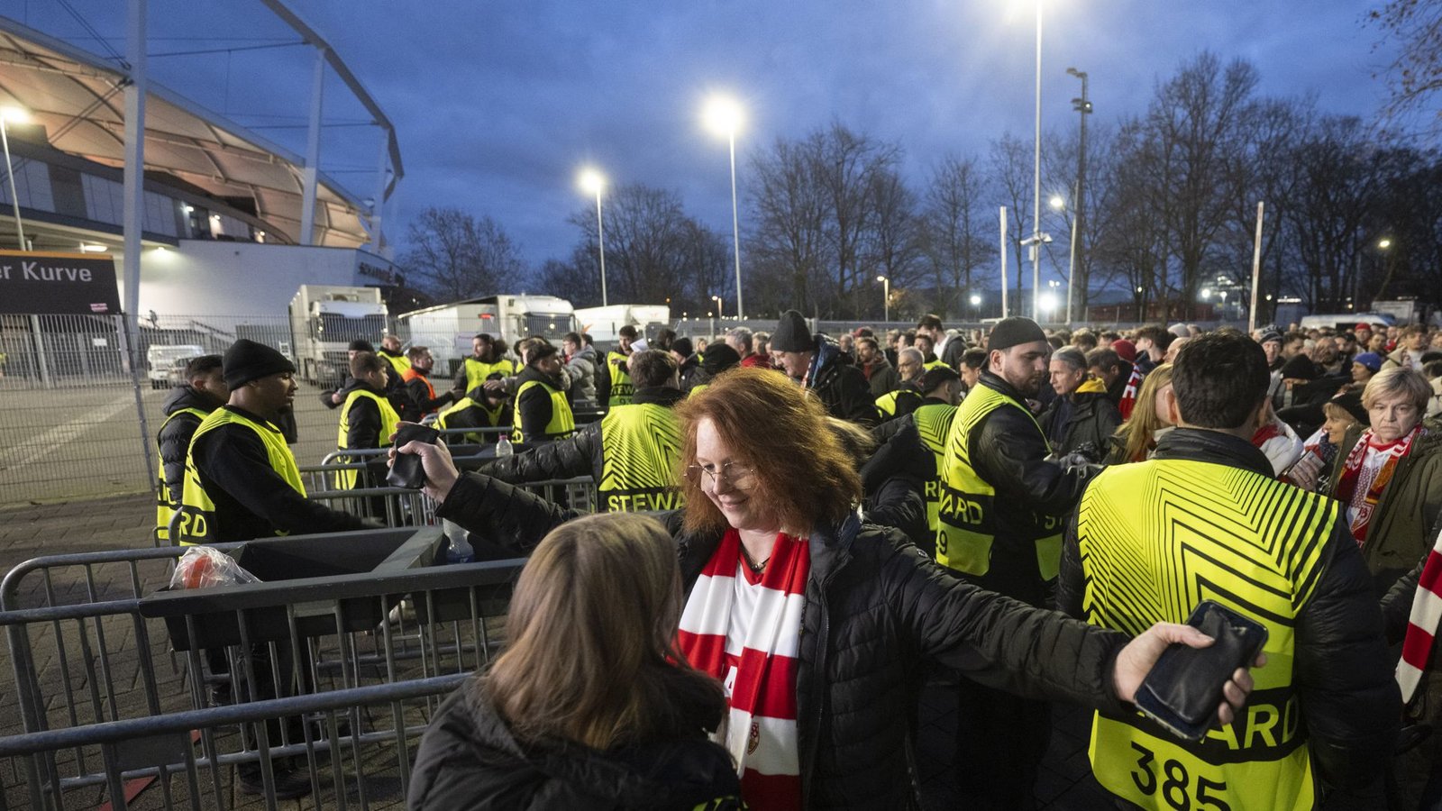 Strenge Sicherheitskontrollen bei der Partie des VfB gegen Maccabi: Ähnliches erwartet in der kommenden Woche die Freiburg-FansFoto: Marijan Murat/dpa Strenge Sicherheitskontrollen bei der Partie des VfB gegen Maccabi: Ähnliches erwartet in der kommenden Woche die Freiburg-FansFoto: Marijan Murat/dpa