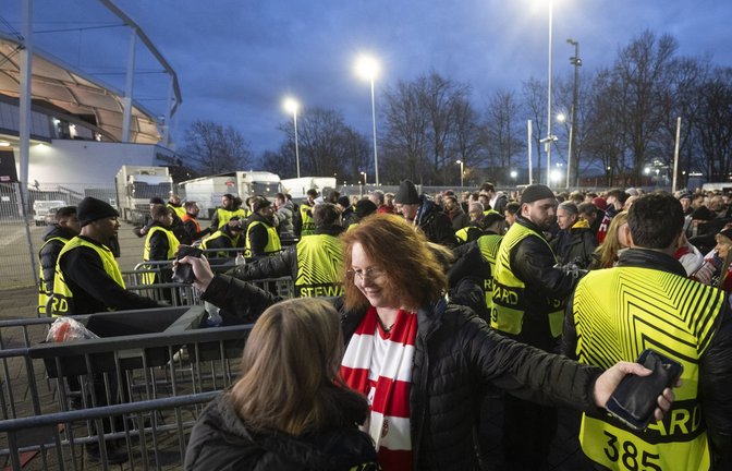 Strenge Sicherheitskontrollen bei der Partie des VfB gegen Maccabi: Ähnliches erwartet in der kommenden Woche die Freiburg-Fans<span class='image-autor'>Foto: Marijan Murat/dpa</span>