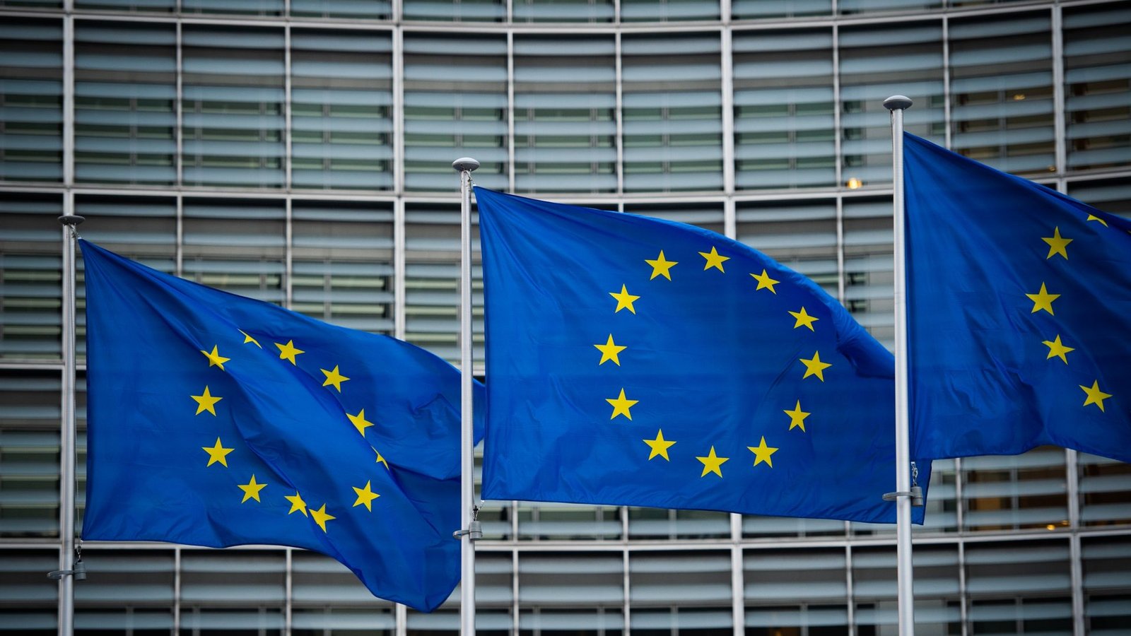 Flaggen der Europäischen Union vor dem Berlaymont-Gebäude der Europäischen Kommission in Brüssel.Foto: Arne Immanuel Bänsch/dpa