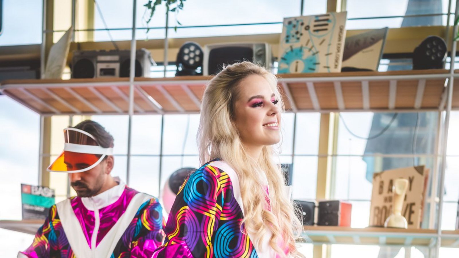 Sich zurückversetzen lassen in vergangene Zeiten: Mit diesen Outfits ist man schnell zurück in den 80er und 90er Jahren.Foto: www.julianhuke.com/Julian Huke Sich zurückversetzen lassen in vergangene Zeiten: Mit diesen Outfits ist man schnell zurück in den 80er und 90er Jahren.Foto: www.julianhuke.com/Julian Huke