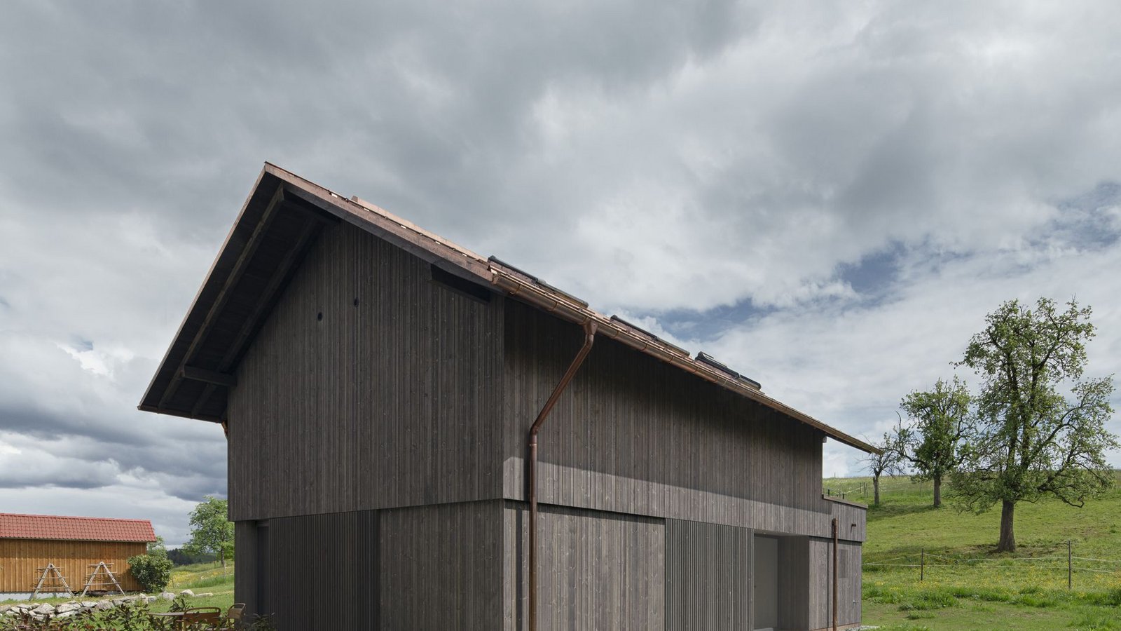 Scheune oder Wohnhaus? Das Gebäude gaukelt das eine nur noch vor  – und ist inzwischen  ein Wohntraum.Foto: © Nina Baisch/Fischer Rüdenauer Architekten