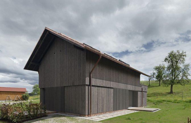 Scheune oder Wohnhaus? Das Gebäude gaukelt das eine nur noch vor  – und ist inzwischen  ein Wohntraum.<span class='image-autor'>Foto: © Nina Baisch/Fischer Rüdenauer Architekten</span>