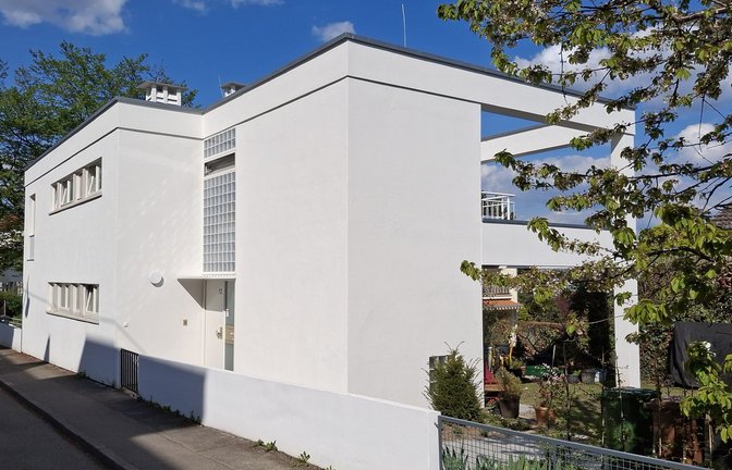 Neue Fassadenfarbe: Ersatzbau aus der Nachkriegszeit in der Stuttgarter Weissenhofsiedlung.<span class='image-autor'>Foto: Lichtgut/Max Kovalenko</span>