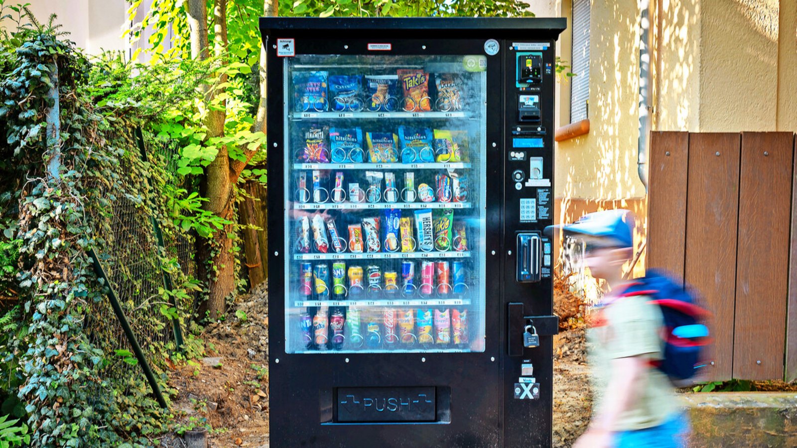 Hier gibt’s nicht nur harmlose Pausen-Snacks: der Verkaufsautomat beim Fanny-Leicht-GymnasiumFoto: Lichtgut/Julian Rettig Hier gibt’s nicht nur harmlose Pausen-Snacks: der Verkaufsautomat beim Fanny-Leicht-GymnasiumFoto: Lichtgut/Julian Rettig