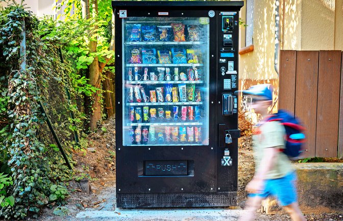 Hier gibt’s nicht nur harmlose Pausen-Snacks: der Verkaufsautomat beim Fanny-Leicht-Gymnasium<span class='image-autor'>Foto: Lichtgut/Julian Rettig</span>