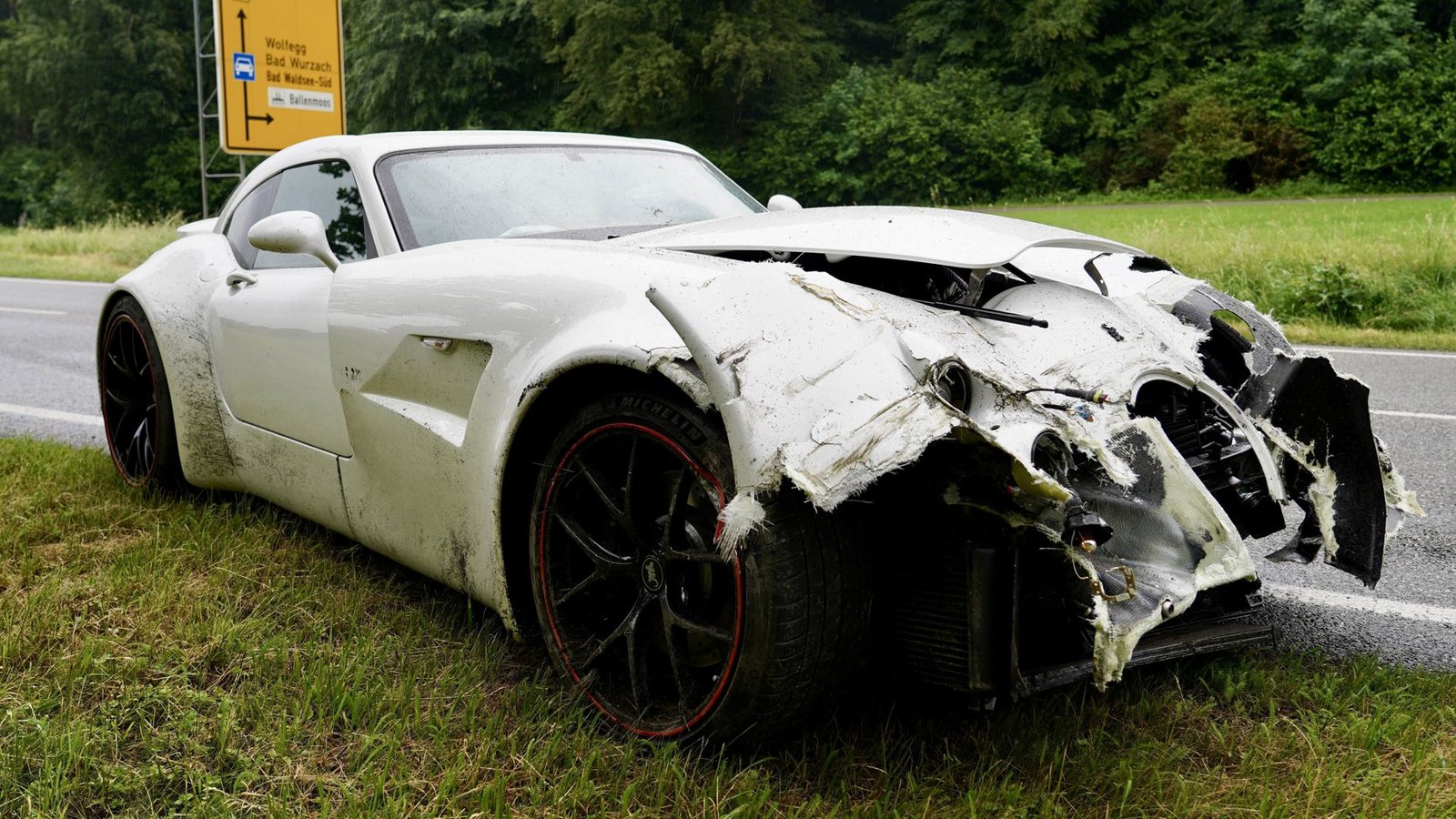 Mehr als 500 PS stark: Ein seltenes Sammlermodell ist bei einem Unfall beschädigt worden.Foto: swd-medien/dpa/Braun Mehr als 500 PS stark: Ein seltenes Sammlermodell ist bei einem Unfall beschädigt worden.Foto: swd-medien/dpa/Braun