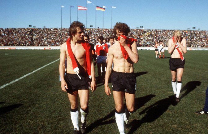 Die „Schmach von Cordoba“ – Rüdiger Abramczik, Rainer Bonhof und Rolf Rüßmann (v.li.) gehen nach dem 2:3 gegen Österreich und dem Aus bei der WM 1978 deprimiert vom Platz.<span class='image-autor'>Foto: imago</span>