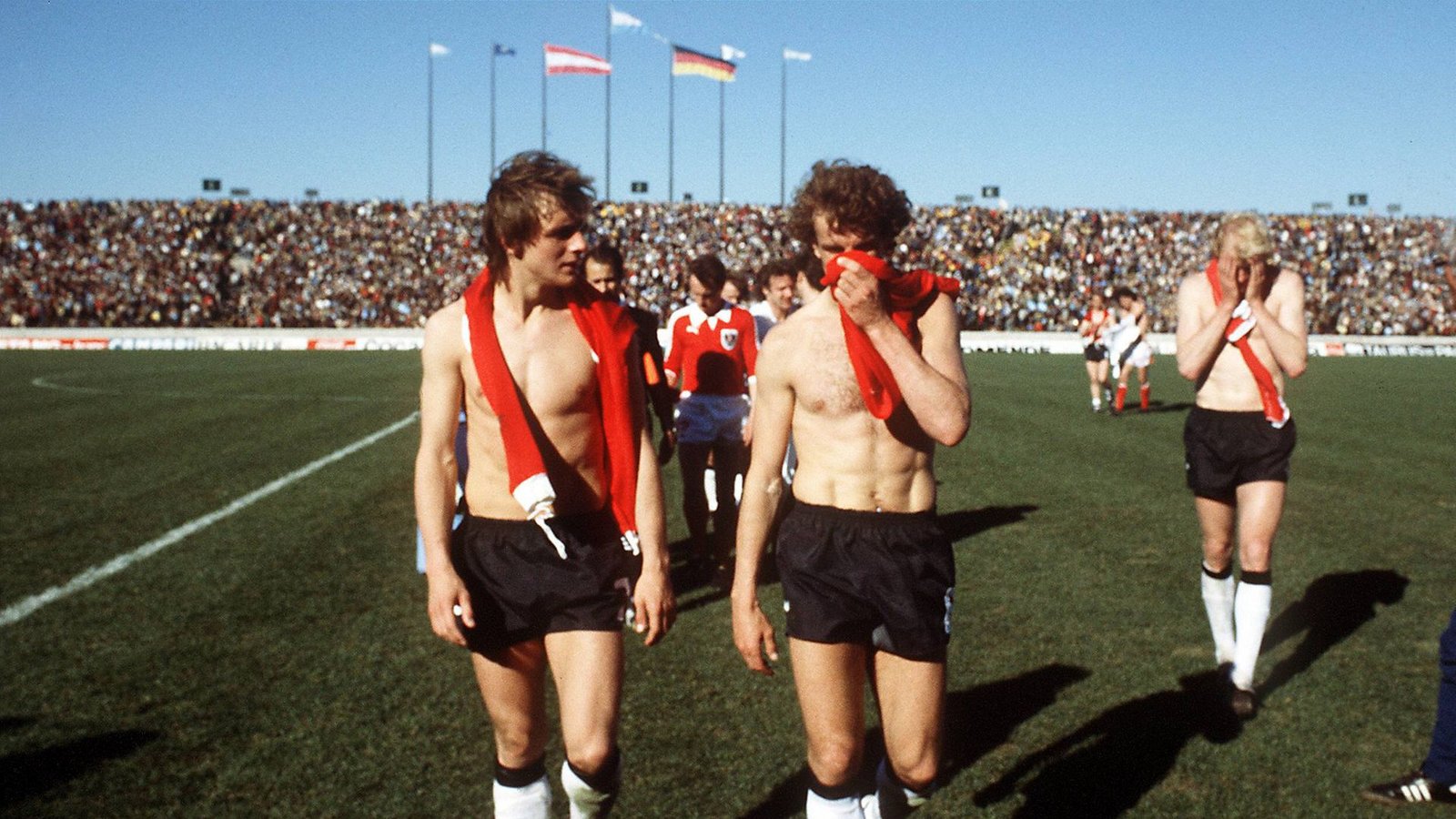 Die „Schmach von Cordoba“ – Rüdiger Abramczik, Rainer Bonhof und Rolf Rüßmann (v.li.) gehen nach dem 2:3 gegen Österreich und dem Aus bei der WM 1978 deprimiert vom Platz.Foto: imago
