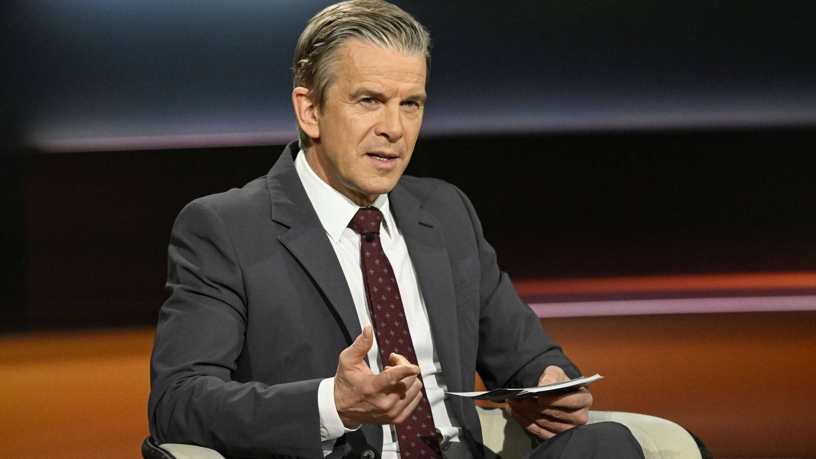 Markus Lanz schwingt den Zeigefinger.Foto: IMAGO/teutopress