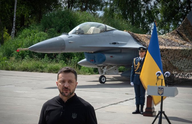 Die Ukraine hat zwar aus den USA F-16-Bomber - wie auf dem Bild zu sehen - erhalten, nutzt aber weiterhin auch sowjetische Kampfbomber wie die Su-24 zur Abwehr russischer Attacken. (Symbolbild/Archiv)<span class='image-autor'>Foto: Efrem Lukatsky/AP/dpa</span>