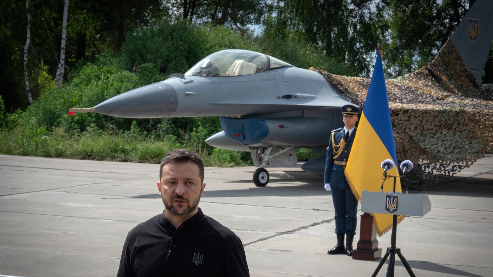Die Ukraine hat zwar aus den USA F-16-Bomber - wie auf dem Bild zu sehen - erhalten, nutzt aber weiterhin auch sowjetische Kampfbomber wie die Su-24 zur Abwehr russischer Attacken. (Symbolbild/Archiv)Foto: Efrem Lukatsky/AP/dpa Die Ukraine hat zwar aus den USA F-16-Bomber - wie auf dem Bild zu sehen - erhalten, nutzt aber weiterhin auch sowjetische Kampfbomber wie die Su-24 zur Abwehr russischer Attacken. (Symbolbild/Archiv)Foto: Efrem Lukatsky/AP/dpa