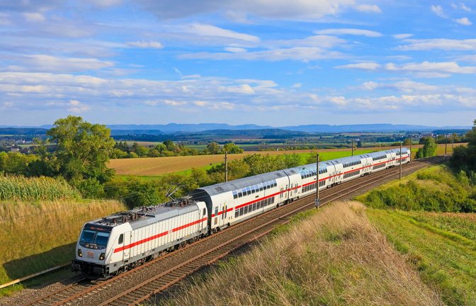 Ein Intercity der Variante „Twindexx“ auf der Gäubahn.<span class='image-autor'>Foto: Deutsche Bahn AG</span>