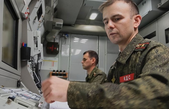 Inmitten des gespannten Verhältnisses zum Westen hat Russland nach Worten von Präsident Putin ein weiteres Manöver seiner strategischen Atomwaffen begonnen.<span class='image-autor'>Foto: Uncredited/Russian Defense Ministry Press via AP/dpa</span>