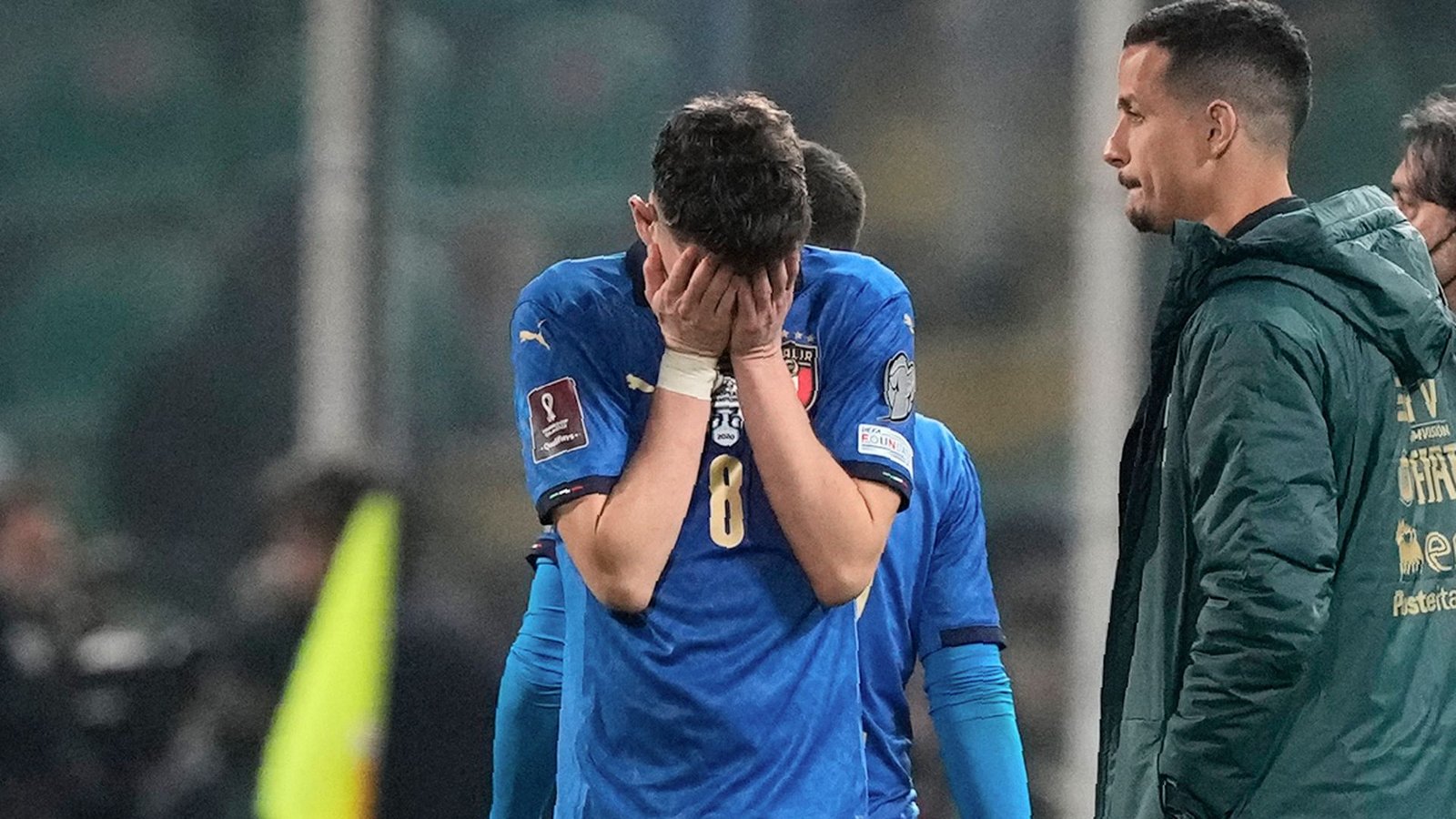 Italiens Jorginho weint nach dem Ausscheiden seiner Mannschaft im WM-Play-off-Spiel gegen Nordmazedonien.Foto: dpa/Antonio Calanni