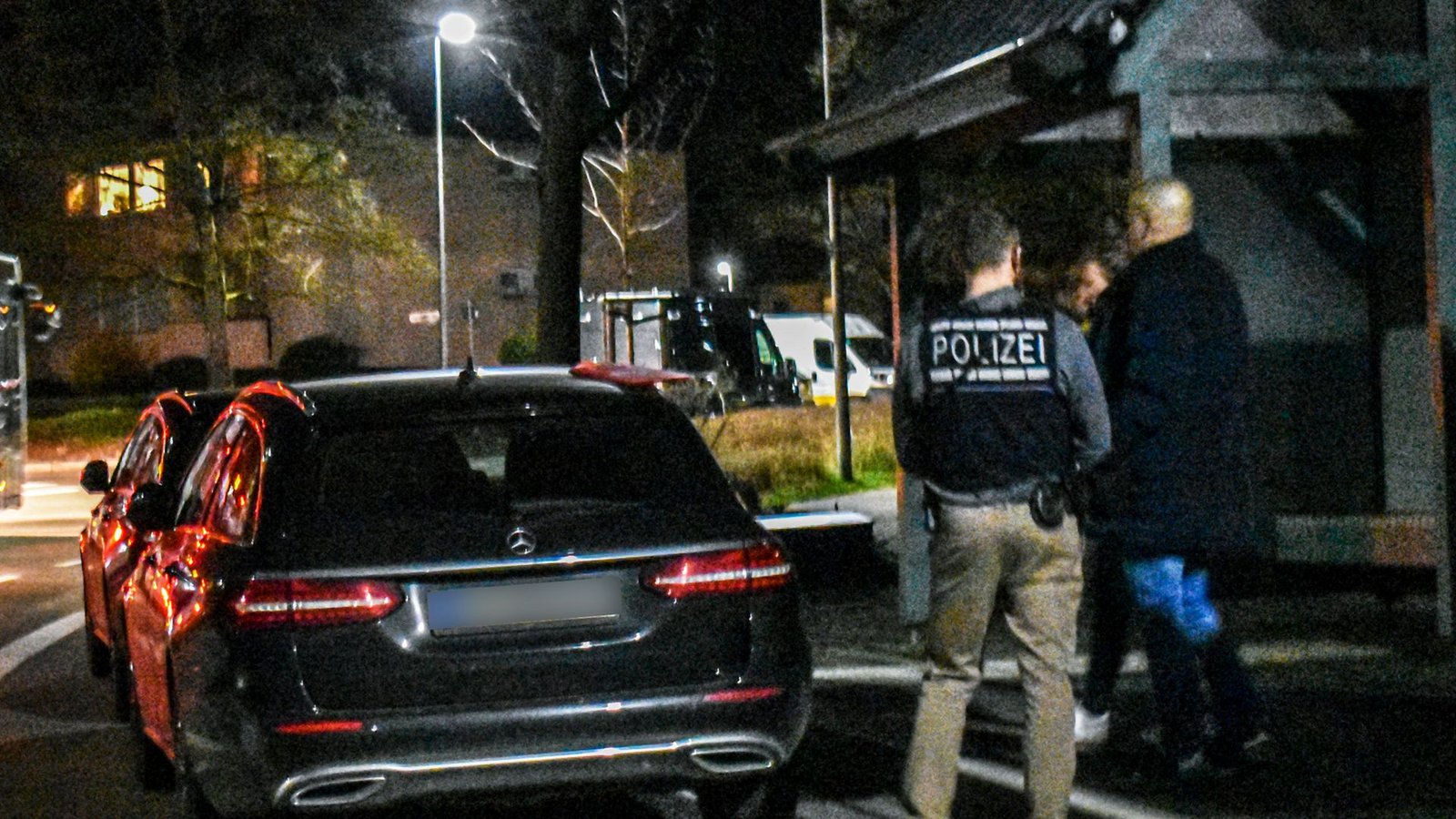 Einsatzkräfte des Kriminaldauerdienstes (KDD) und der Spurensicherung am Tatort.Foto: Fabian Koss/Ostalb Network/dpa