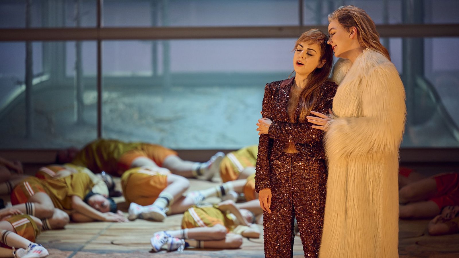 Betörend: Claudia Muschio (li.) als Füchsin, Ida Ränzlöv als Fuchs.Foto: Martin Sigmund Betörend: Claudia Muschio (li.) als Füchsin, Ida Ränzlöv als Fuchs.Foto: Martin Sigmund