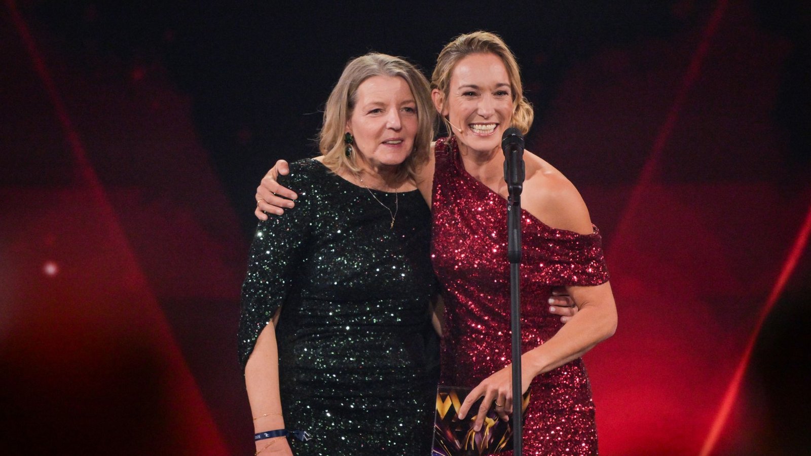 Michaela Schubert steht mit Christine Theiss (r) während der 77. Bambi-Verleihung in den Bavaria Filmstudios. Schubert hat einen BAMBI in der Kategorie Stille Helden erhalten.Foto: Peter Kneffel/dpa Michaela Schubert steht mit Christine Theiss (r) während der 77. Bambi-Verleihung in den Bavaria Filmstudios. Schubert hat einen BAMBI in der Kategorie Stille Helden erhalten.Foto: Peter Kneffel/dpa