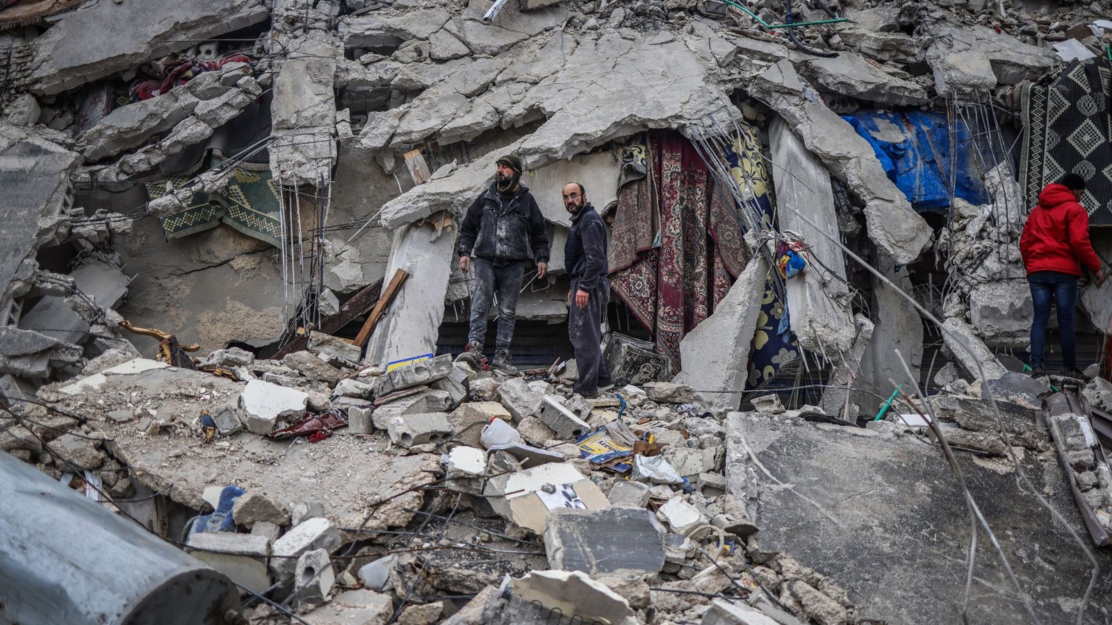 Syrische Zivilisten und Mitglieder der Weißhelme arbeiten in der syrischen Stadt Idlib an der Rettung von Menschen, die nach einem Erdbeben der Stärke 7,8 in Syrien unter einem zerstörten Gebäude eingeschlossen sind.Foto: Anas Alkharboutli//pa