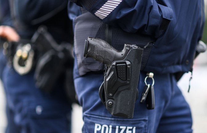 Ein Polizist gab einen Schuss auf ein Bein des 66-jährigen Mannes ab. (Symbolbild)<span class='image-autor'>Foto: dpa/Robert Michael</span>