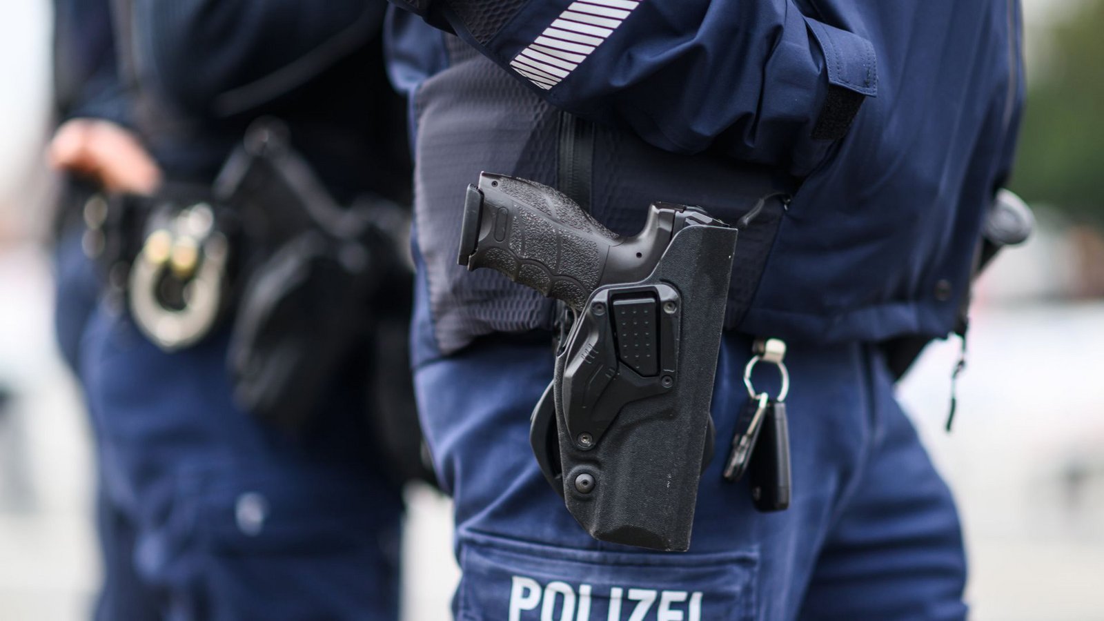 Ein Polizist gab einen Schuss auf ein Bein des 66-jährigen Mannes ab. (Symbolbild)Foto: dpa/Robert Michael