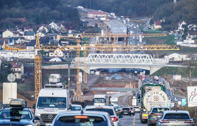 Auf der A8 bei Pforzheim wird am Wochenende die Fahrbahn ihn Richtung Stuttgart gesperrt (Archivbild).<span class='image-autor'>Foto: IMAGO/STEINSIEK.CH//JOERAN STEINSIEK</span>