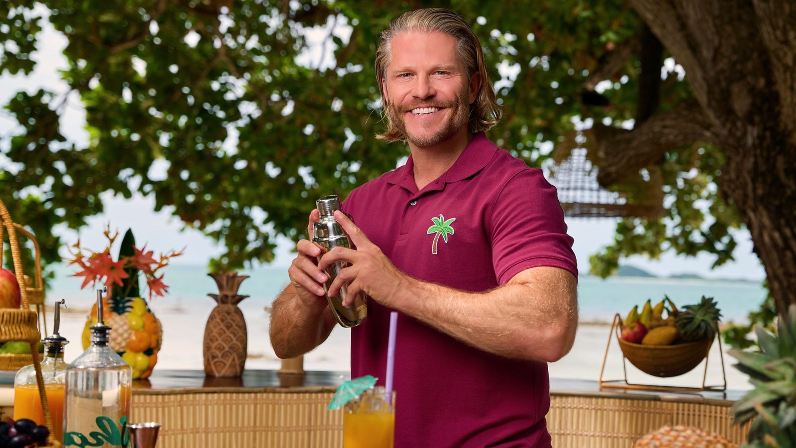Paul Janke mixt nicht nur die Cocktails, er steht den Kandidaten mit Rat zur Seite.Foto: RTL / Frank Beer Paul Janke mixt nicht nur die Cocktails, er steht den Kandidaten mit Rat zur Seite.Foto: RTL / Frank Beer