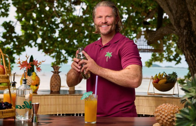 Paul Janke mixt nicht nur die Cocktails, er steht den Kandidaten mit Rat zur Seite.<span class='image-autor'>Foto: RTL / Frank Beer</span>