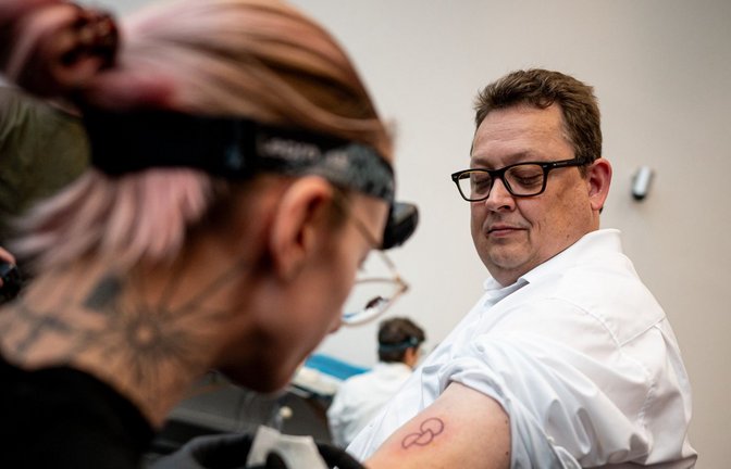 Bei einer Aktion der Organisation «Junge Helden» lässt sich Stefan Schwartze (SPD), Patientenbeauftragter der Bundesregierung, ein Organspende-Tattoo stechen.<span class='image-autor'>Foto: dpa/Fabian Sommer</span>
