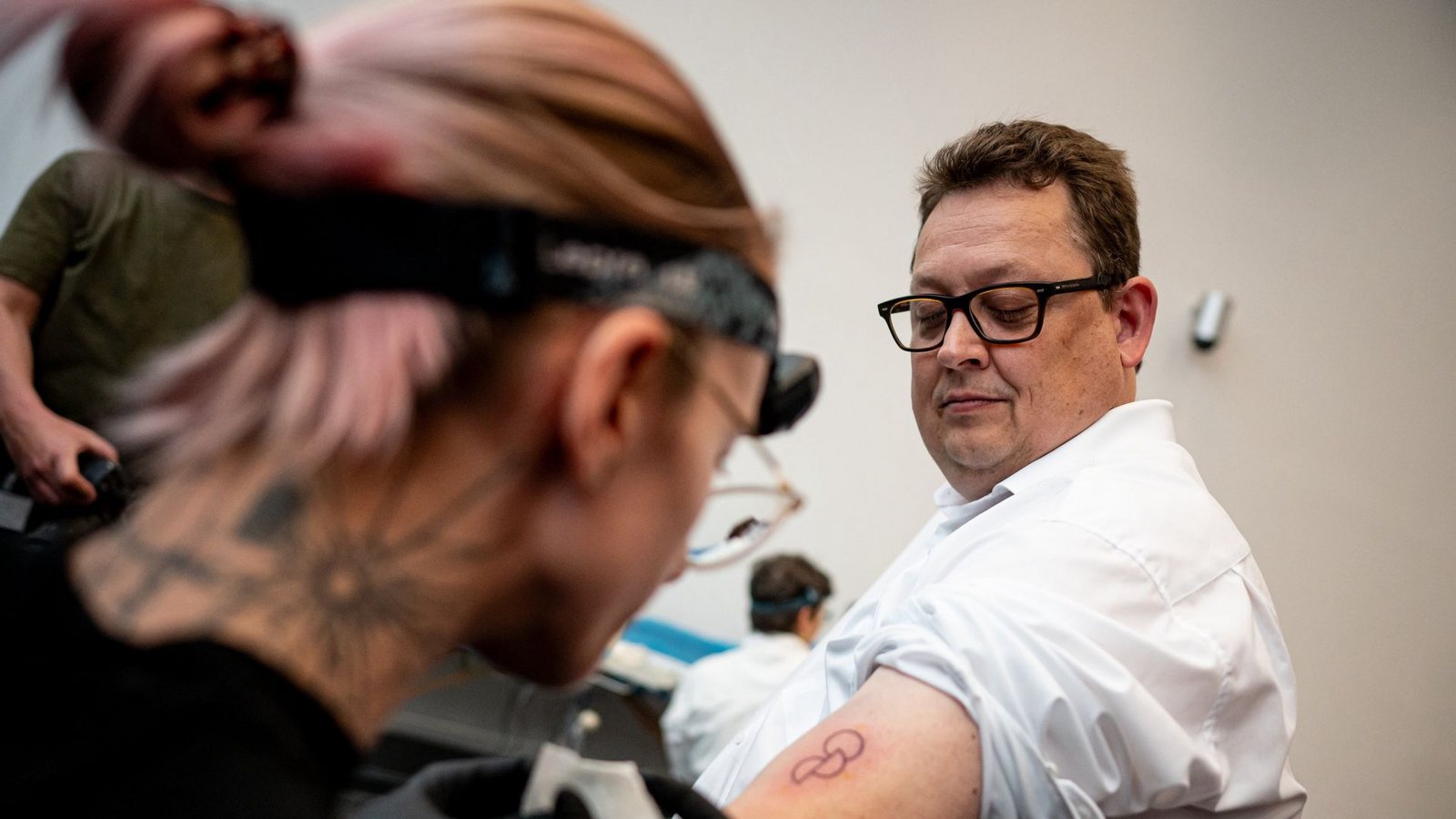 Bei einer Aktion der Organisation «Junge Helden» lässt sich Stefan Schwartze (SPD), Patientenbeauftragter der Bundesregierung, ein Organspende-Tattoo stechen.Foto: dpa/Fabian Sommer Bei einer Aktion der Organisation «Junge Helden» lässt sich Stefan Schwartze (SPD), Patientenbeauftragter der Bundesregierung, ein Organspende-Tattoo stechen.Foto: dpa/Fabian Sommer