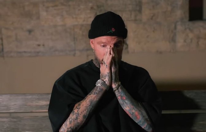 Der Tübinger Andreas Ehrle ist mit seinem autobiographischen Dokumentarfilm auf zwei Filmfestivals ins Finale gekommen. Hier ein Screenshot aus dem Film, bei dem er um seine Oma Anna trauert.<span class='image-autor'>Quelle: Youtube</span>
