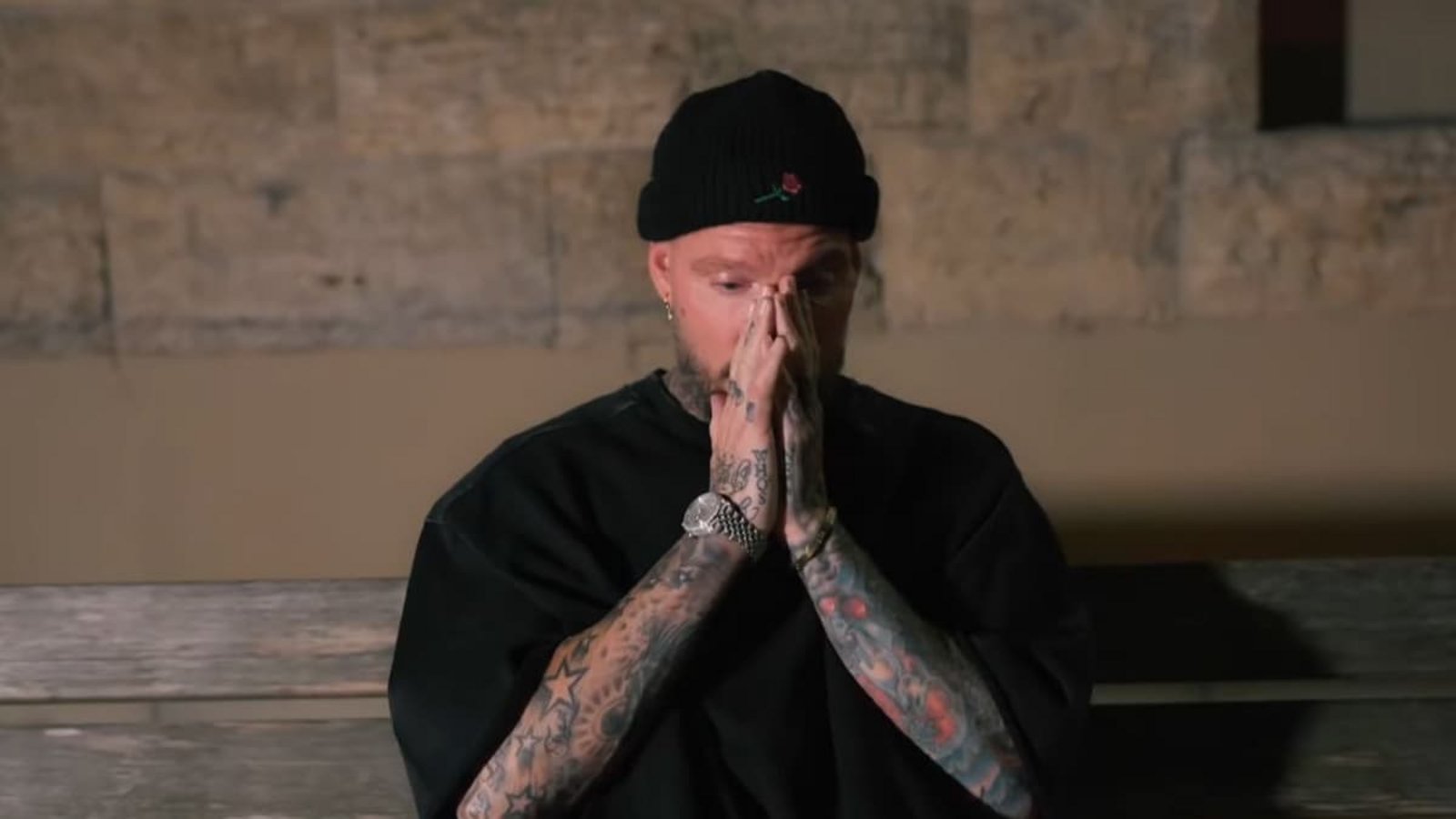 Der Tübinger Andreas Ehrle ist mit seinem autobiographischen Dokumentarfilm auf zwei Filmfestivals ins Finale gekommen. Hier ein Screenshot aus dem Film, bei dem er um seine Oma Anna trauert.Quelle: Youtube Der Tübinger Andreas Ehrle ist mit seinem autobiographischen Dokumentarfilm auf zwei Filmfestivals ins Finale gekommen. Hier ein Screenshot aus dem Film, bei dem er um seine Oma Anna trauert.Quelle: Youtube
