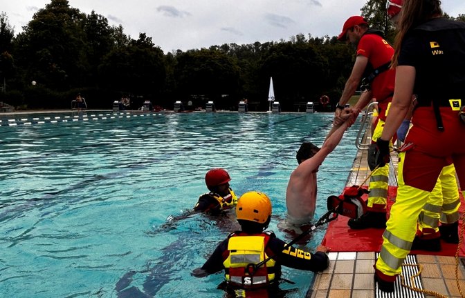 So geht’s: Wasserrettung mit der DLRG.