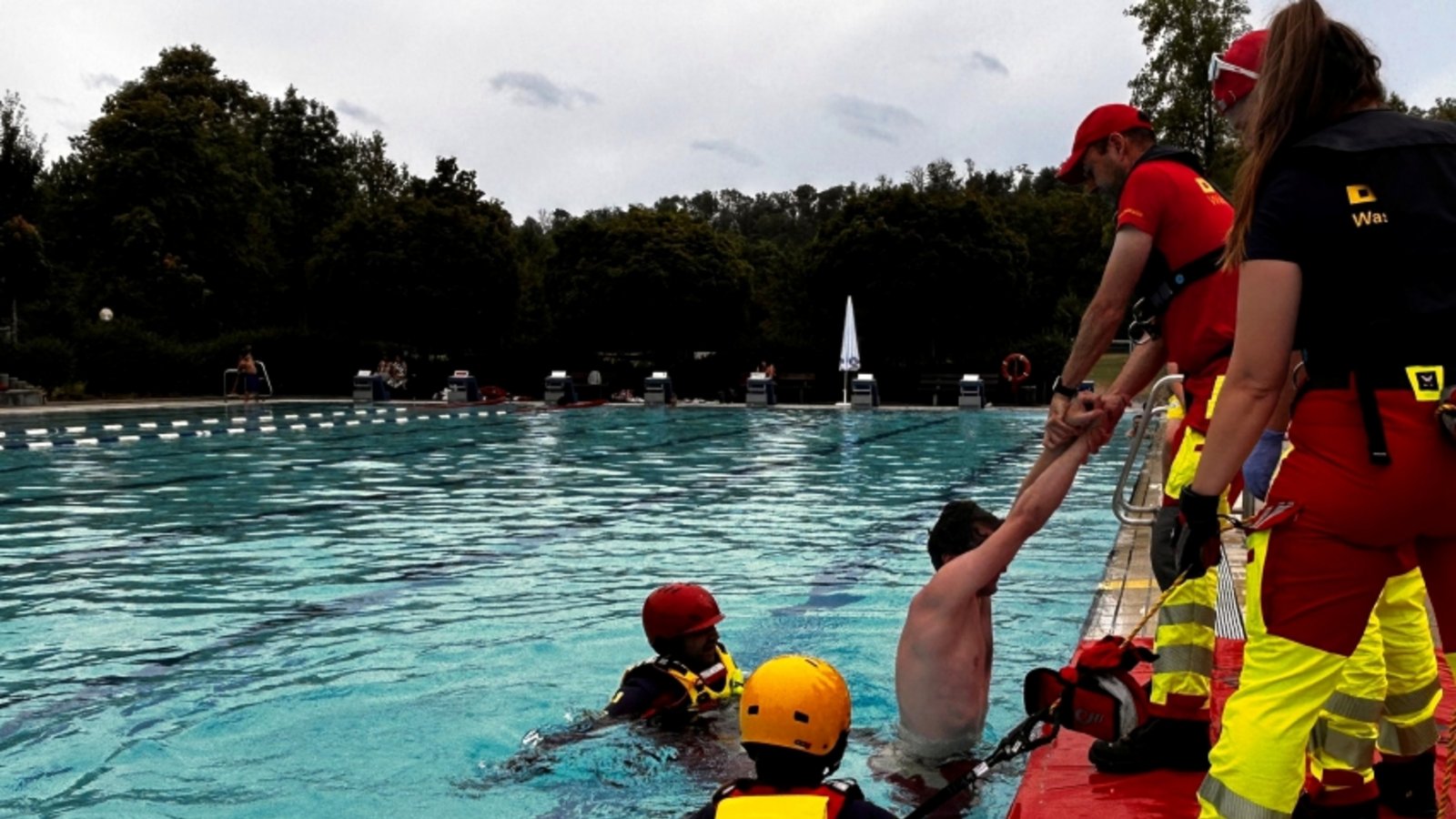 So geht’s: Wasserrettung mit der DLRG. So geht’s: Wasserrettung mit der DLRG.