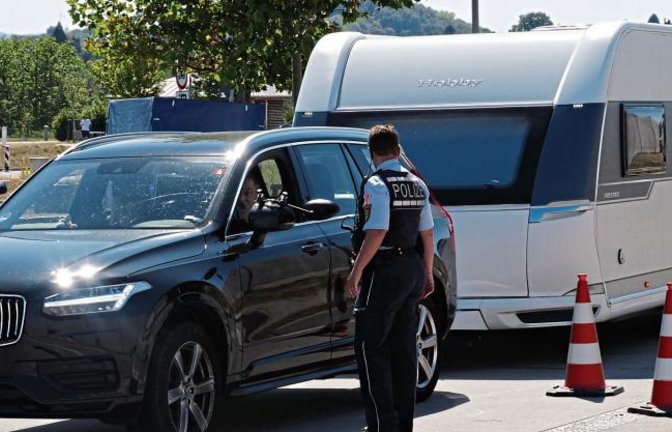 30 Wohnmobile und Wohnwagen haben die Spezialisten der Autobahnpolizei auf der A8 bei Pforzheim kontrolliert. Foto: Friedrich