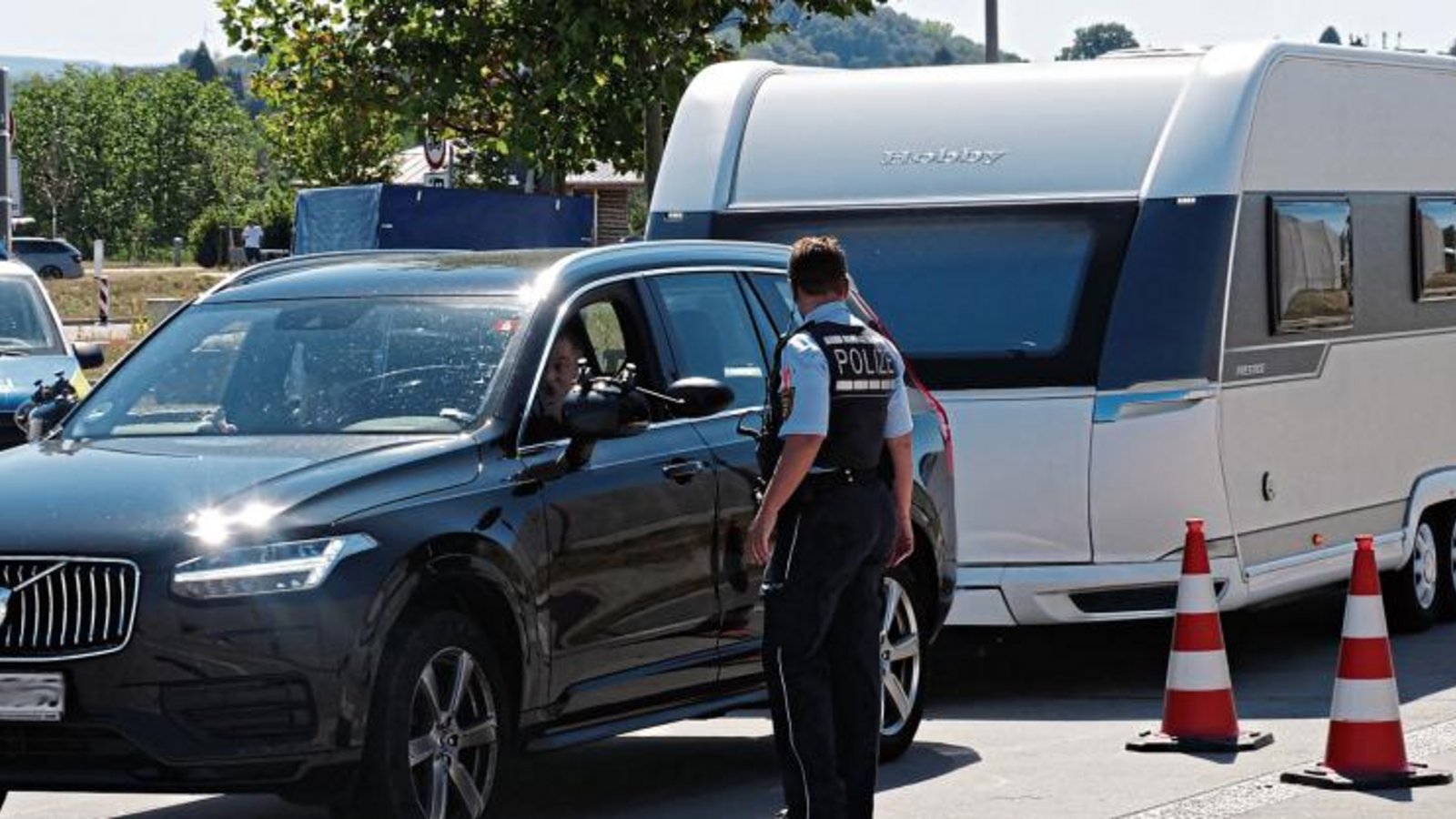 30 Wohnmobile und Wohnwagen haben die Spezialisten der Autobahnpolizei auf der A8 bei Pforzheim kontrolliert. Foto: Friedrich 30 Wohnmobile und Wohnwagen haben die Spezialisten der Autobahnpolizei auf der A8 bei Pforzheim kontrolliert. Foto: Friedrich