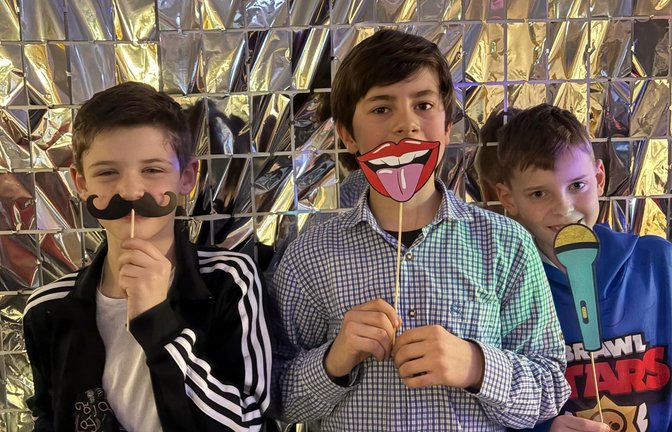 In eine glitzernde Partyzone hat sich unlängst die Vaihinger Ferdinand-Steinbeis-Realschule verwandelt. Wo normalerweise der Vertretungsplan im Foyer den Takt angibt, hieß es an diesem Abend: Glitzer und Bling-Bling soweit das Auge reicht. Ein DJ sorgte für die passenden Beats, zu denen die Fünft- und Sechstklässler die Tanzfläche rockten. Besonderes Highlight waren die Klassiker wie der Zeitungstanz oder Stopptanz, die für ausgelassene Stimmung sorgten. Für die Schülerinnen und Schüler war es ein Abend voller Action und Spaß, der den Schulalltag für ein paar Stunden vergessen ließ. <span class='image-autor'>Foto: p</span>