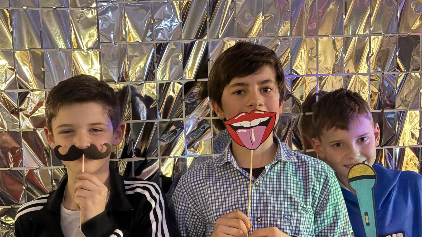 In eine glitzernde Partyzone hat sich unlängst die Vaihinger Ferdinand-Steinbeis-Realschule verwandelt. Wo normalerweise der Vertretungsplan im Foyer den Takt angibt, hieß es an diesem Abend: Glitzer und Bling-Bling soweit das Auge reicht. Ein DJ sorgte für die passenden Beats, zu denen die Fünft- und Sechstklässler die Tanzfläche rockten. Besonderes Highlight waren die Klassiker wie der Zeitungstanz oder Stopptanz, die für ausgelassene Stimmung sorgten. Für die Schülerinnen und Schüler war es ein Abend voller Action und Spaß, der den Schulalltag für ein paar Stunden vergessen ließ. Foto: p