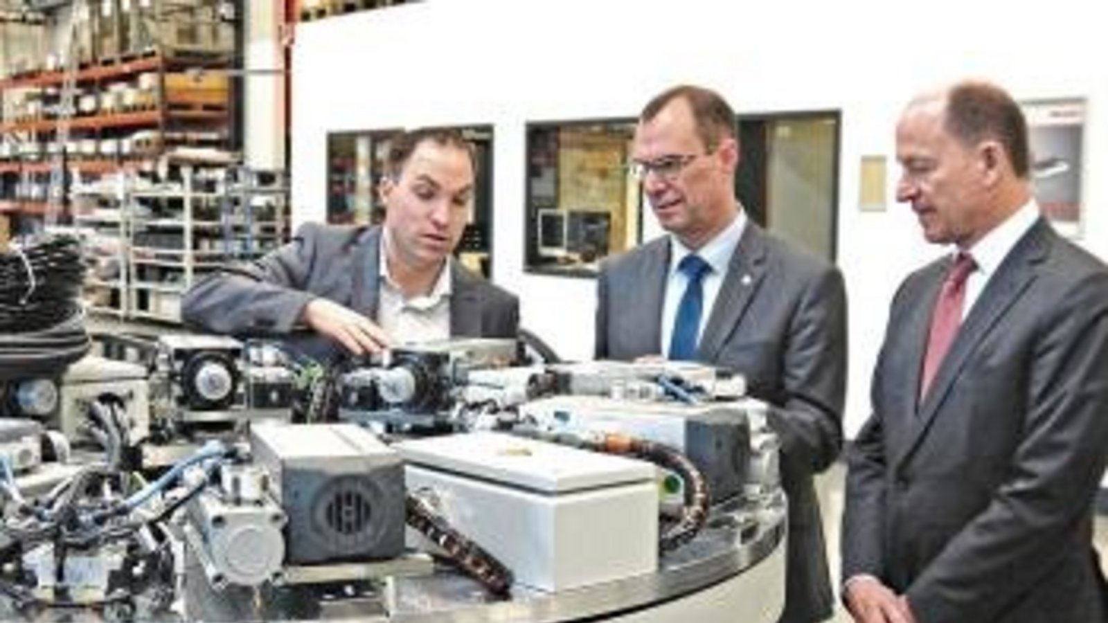 Produktionsleiter Sebastian Kuhn, Oberbürgermeister Frank Schneider, Elumatec-Vorstand Frank R. Keller (von links). Foto: p Produktionsleiter Sebastian Kuhn, Oberbürgermeister Frank Schneider, Elumatec-Vorstand Frank R. Keller (von links). Foto: p